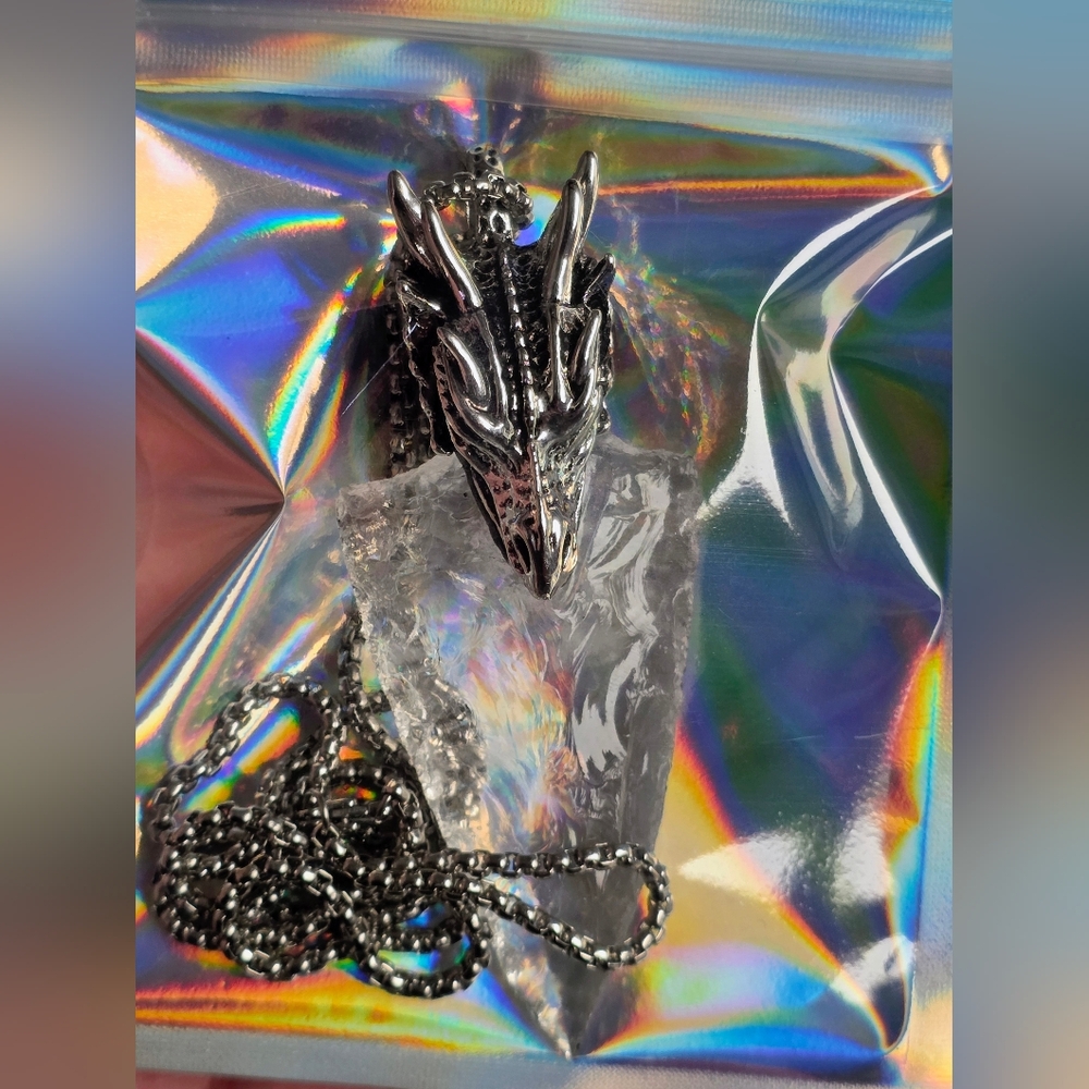 ⚔️ Clear Quartz Arrowhead Dragon Necklace – Raw Crystal Point Pendant – Silver - Picture 6 of 6